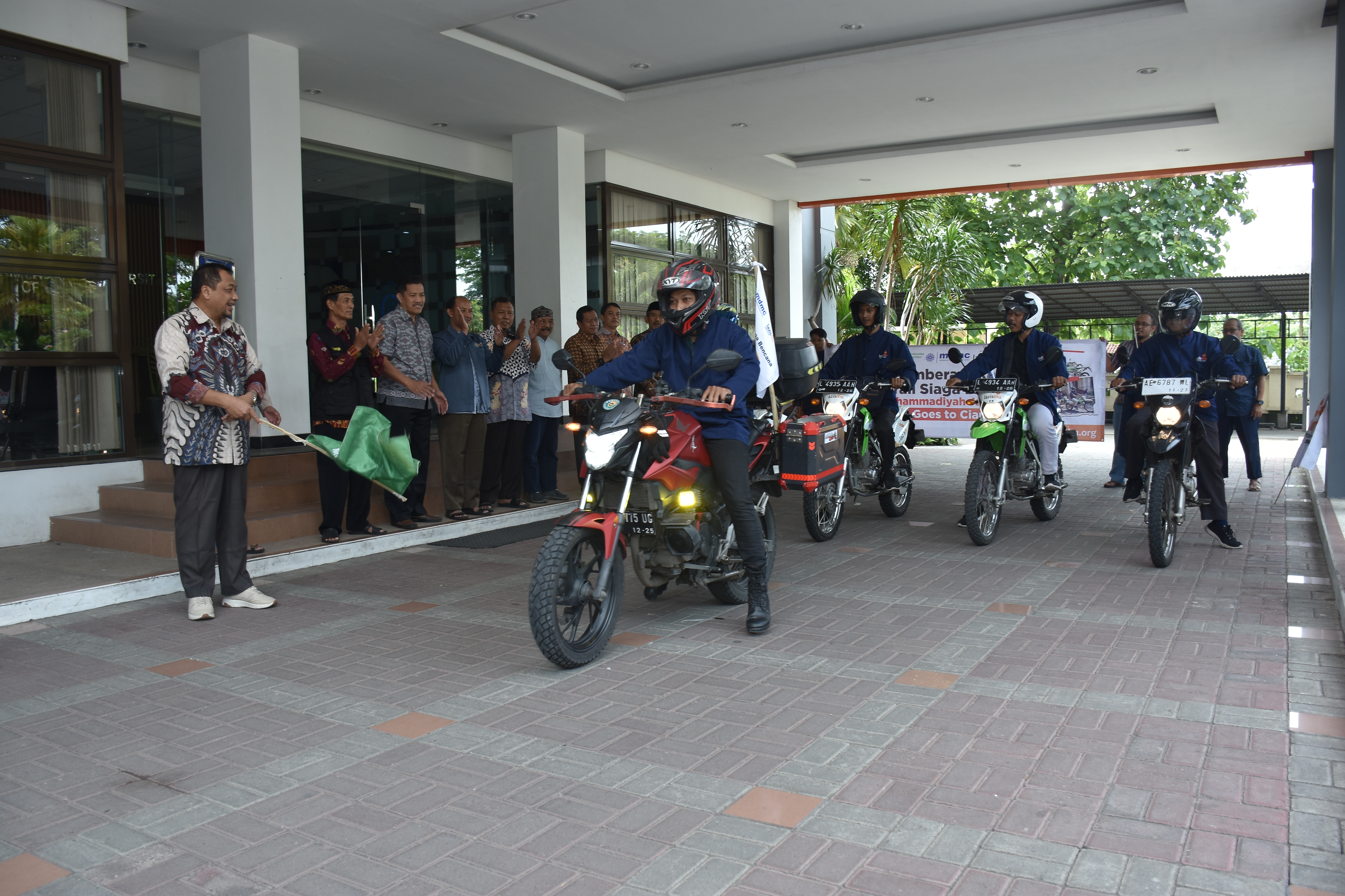 Tempuh 620 Km, 4 Relawan Muhammadiyah Jatim berangkat ke Cianjur serahkan motor trail