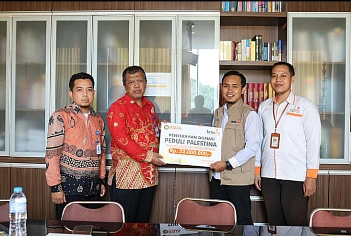 Direktur RSUA Ponorogo Serahkan Donasi Palestina Rp. 52 Juta Melalui Lazismu