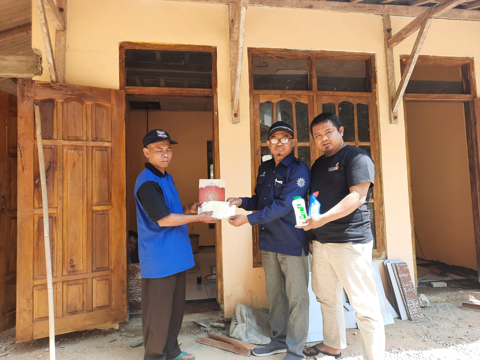  Kantor Layanan Lazismu (KLL) Ngrayun Timur Salurkan Donasi Rp.10.700.000,- untuk Renovasi Musholla Al-Ikhlas